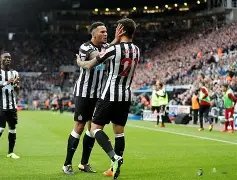 戴金链子烟,不离手,导演新作复,好博体育官网,APP下载,注册领彩金,官方网站,网站入口